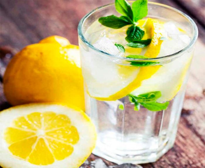 Что делает вода с лимоном. Вода с лимоном. Вода с лимоном без сахара. Вода с лимоном рецепт. Лимонная вода при отравлении.
